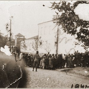 Zsidó foglyok Kamenyec-Podolszkijban, a menet a városon kívüli területre tart, ahol a zsidókat kivégezték. A fotót Spitz Gyula, magyar munkaszolgálatos sofőr készítette titokban (Forrás: Nemzeti Múzeum)
